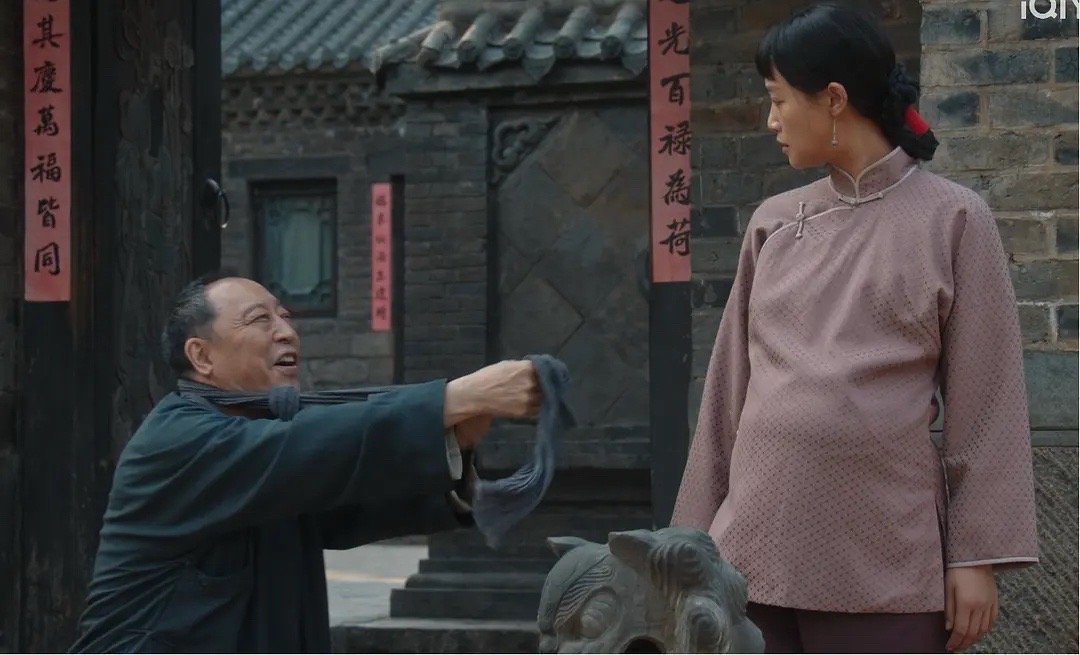 生万物里倪大红扮演的老头娶了十八岁少女，婚后女的怀孕生气，他还下跪把绳子递过去说
