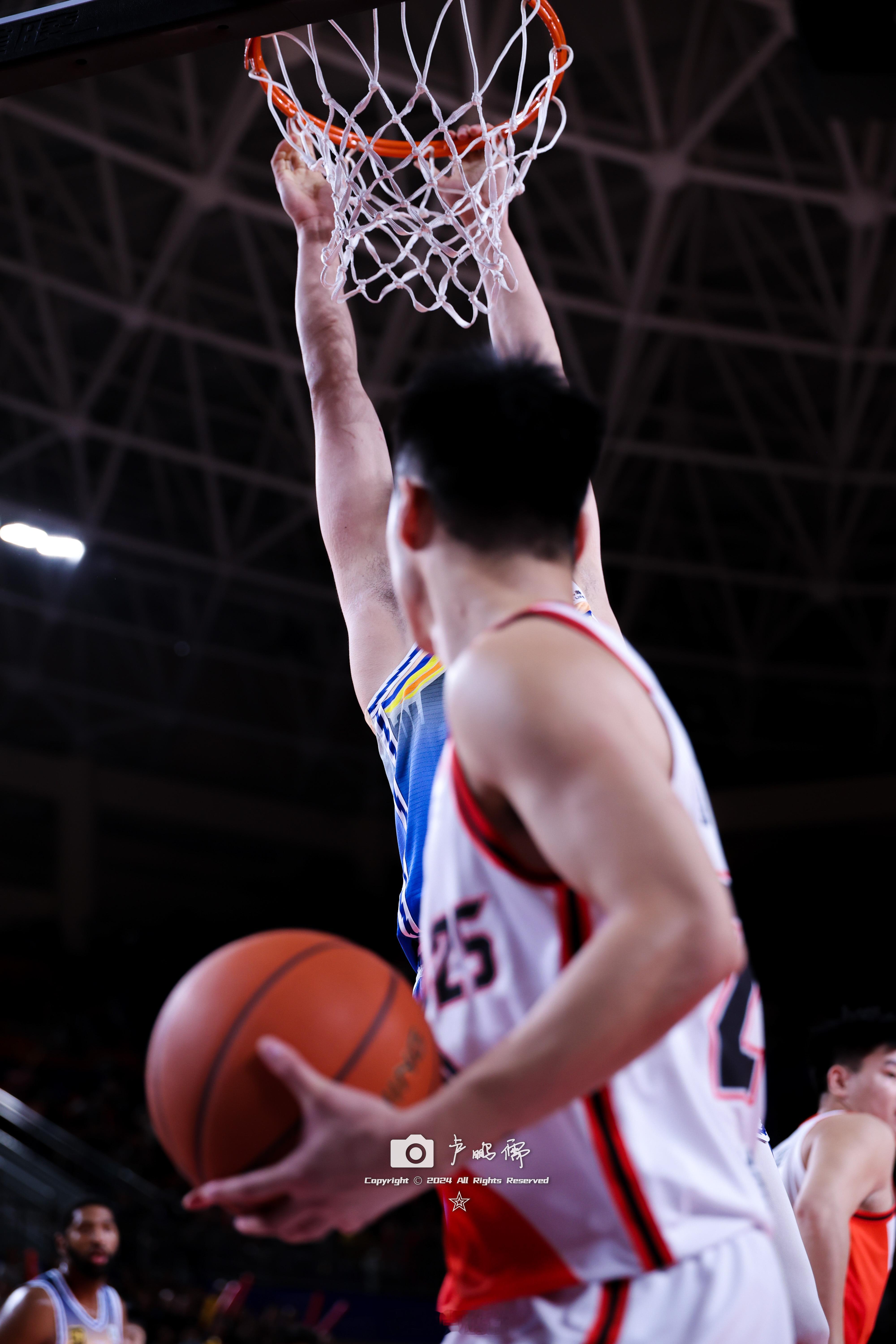 猜猜我是谁[举手]#有篮无界心潮无限##新疆男篮##小卢篮球世界# ​​​