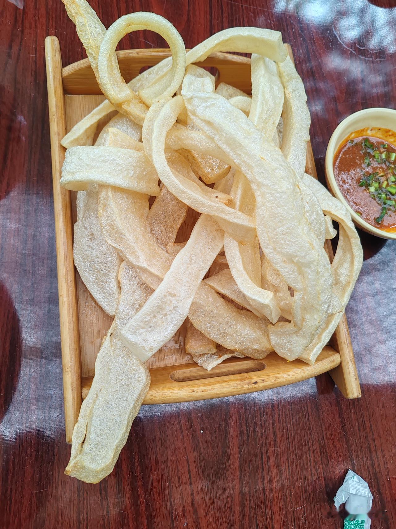 戛洒美食—热谷里的烟火味
      玩够了泼水，一头扎进戛洒的烟火里，才算把这