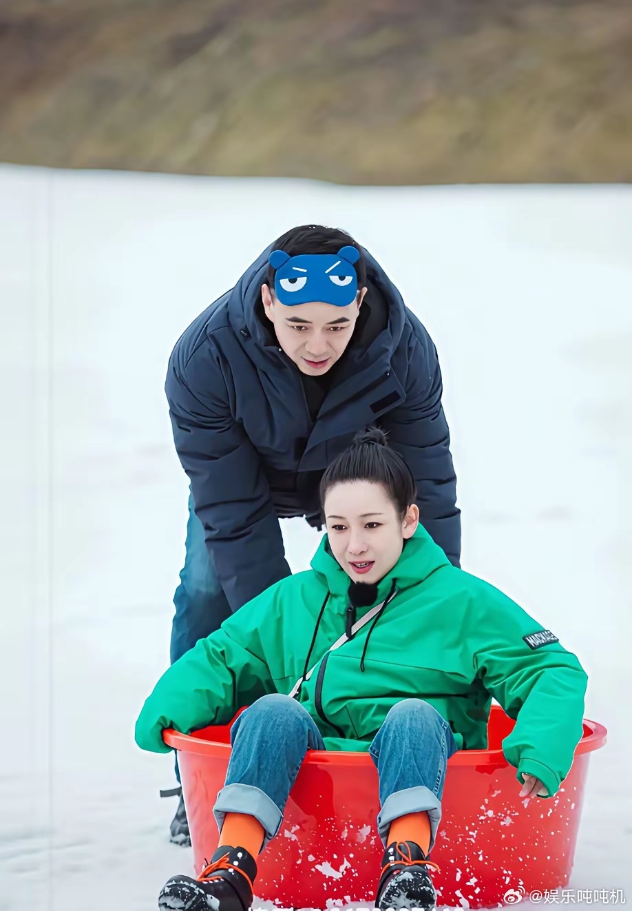 44岁的秦海璐连袜子都要老公给穿，每天早上老公哄着才肯起床。王新军说秦海璐在现实