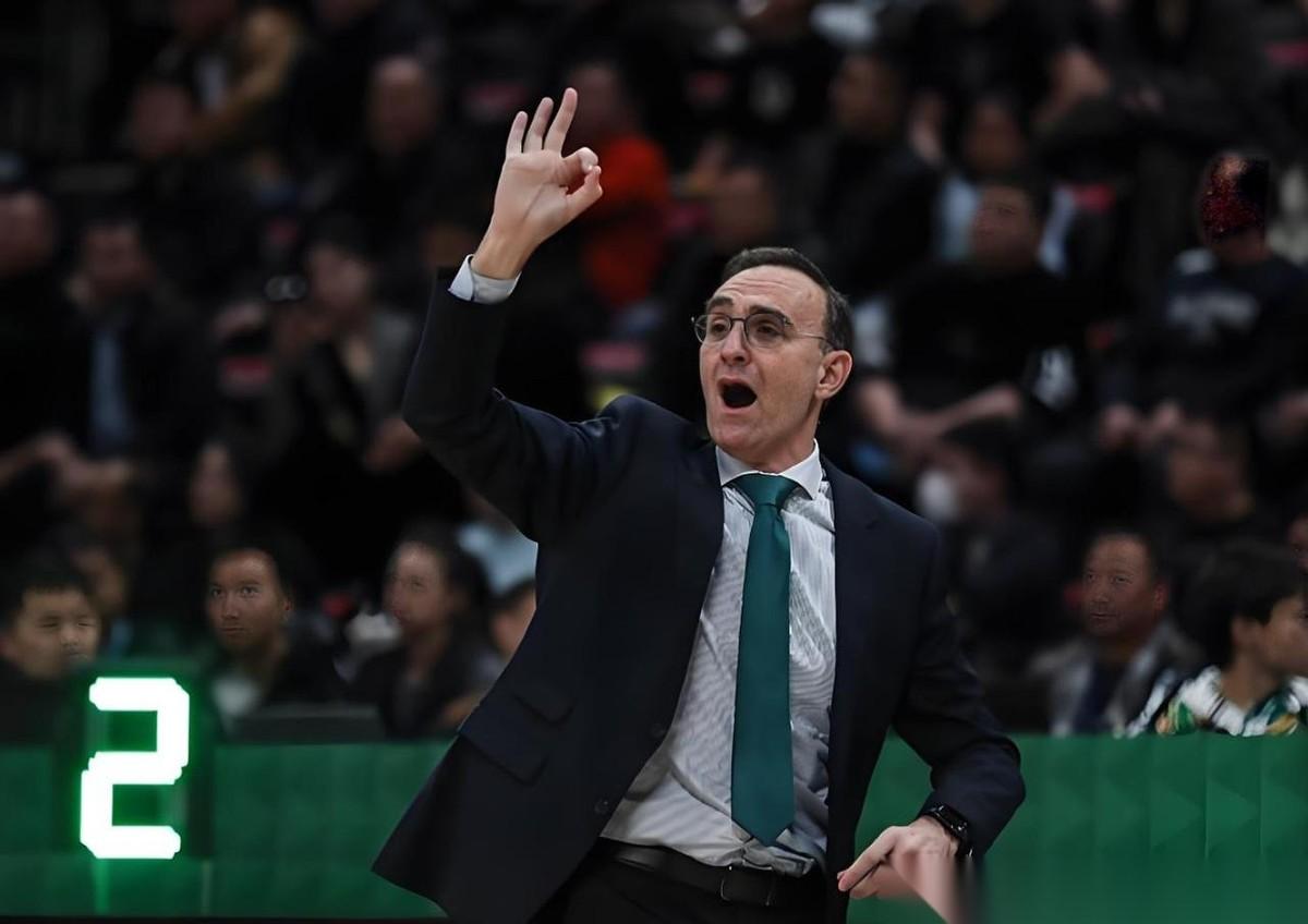 尴尬，辽宁队2米14希望之星，遭到乌戈弃用！
CBA常规赛第36轮，辽宁队112