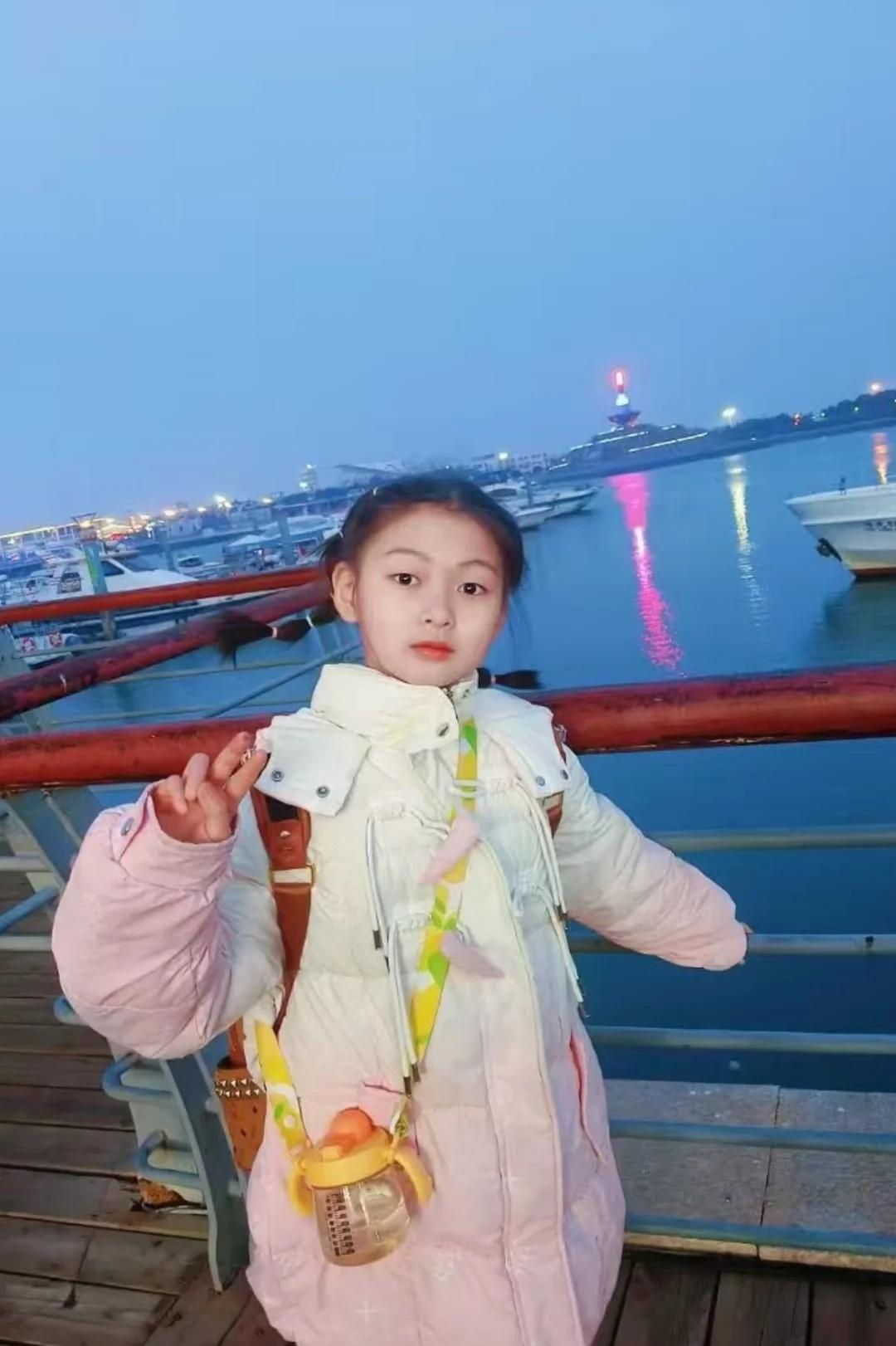 别划走了帮帮小女孩回家吧
声明一下是帮忙转发的
恳请各位好心人留意身边符合特征的