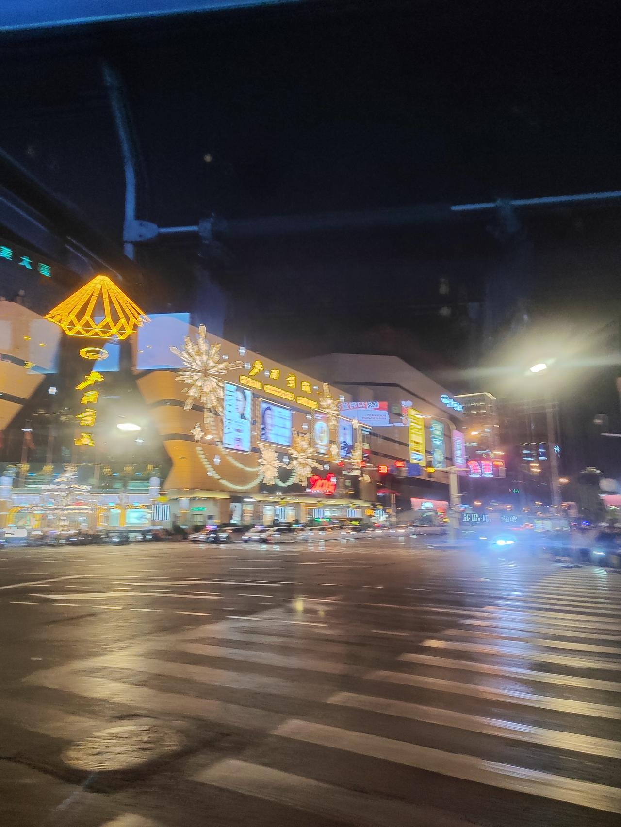 有人在头条卖惨，是因为真的惨，焦虑，但是诚实。有的人在炫耀，但是那是假炫耀，根本