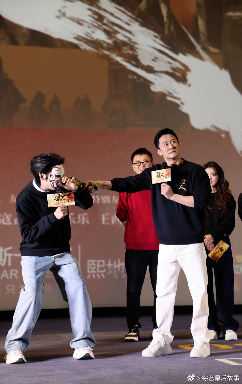 吴京 老人撒饭 一本正经搞小动作，吴京真的又萌又好笑 