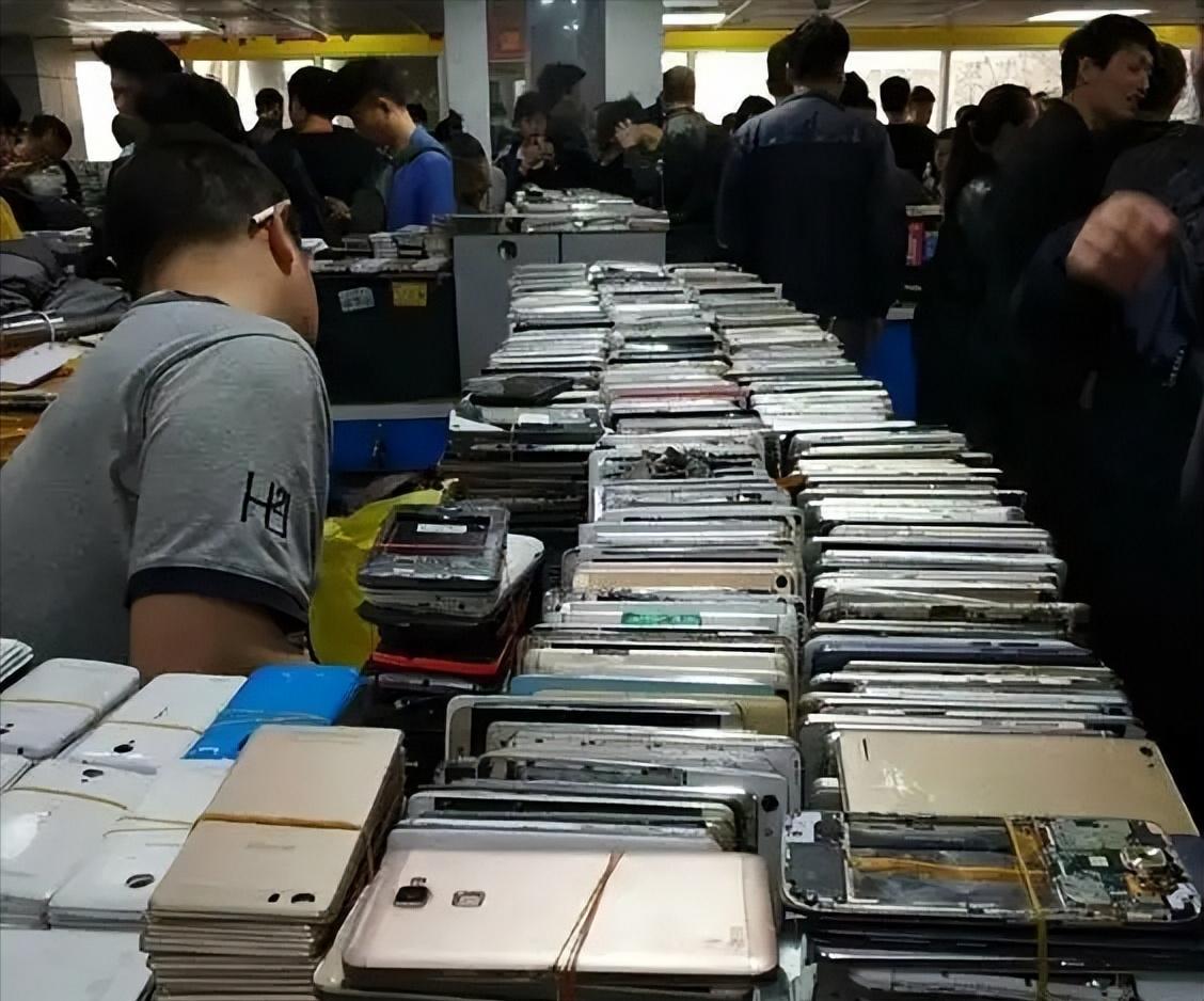 北京，一位干了八年手机回收的师傅，前几天收了一台格式化过的旧机，插上电脑跑了不到