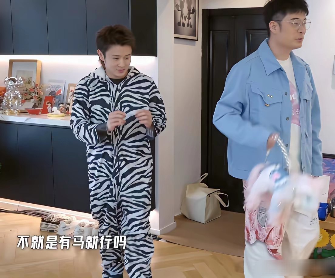 陈赫到王勉家没换鞋直接进屋，王勉委婉提醒，陈赫连忙致歉。后续鹿晗同样直接进门，王