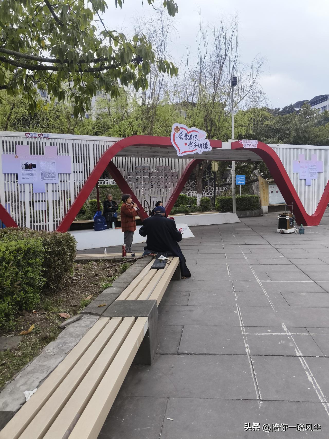 真羡慕这些退休的大爷大妈们！每天下午，他们雷打不动地到广场吹拉弹唱，不愁吃喝，这