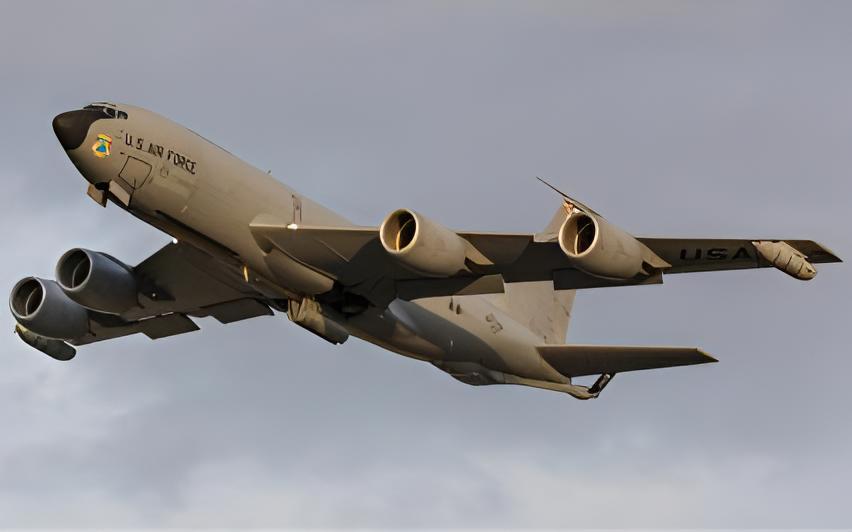美国KC-135“同温层油船”空中加油机KC-135是美国空军第一架喷气式加油机