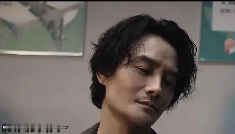 王凯在《交锋》里啃冷包子，这画面让追了他11年的粉丝愣了。

2015年《琅琊榜