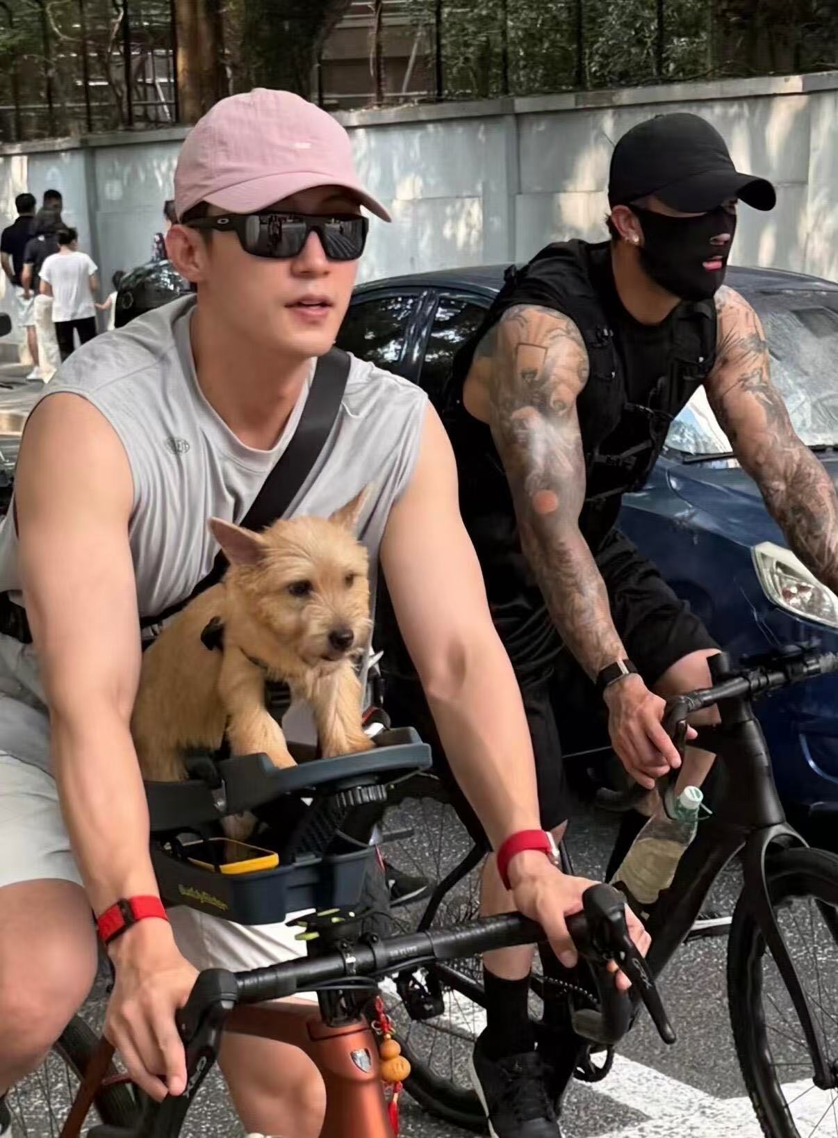 黄景瑜黄景瑜把自行车拎出了纸片感黄景瑜单手拎自行车 没有刻意摆拍，街头随手一个动