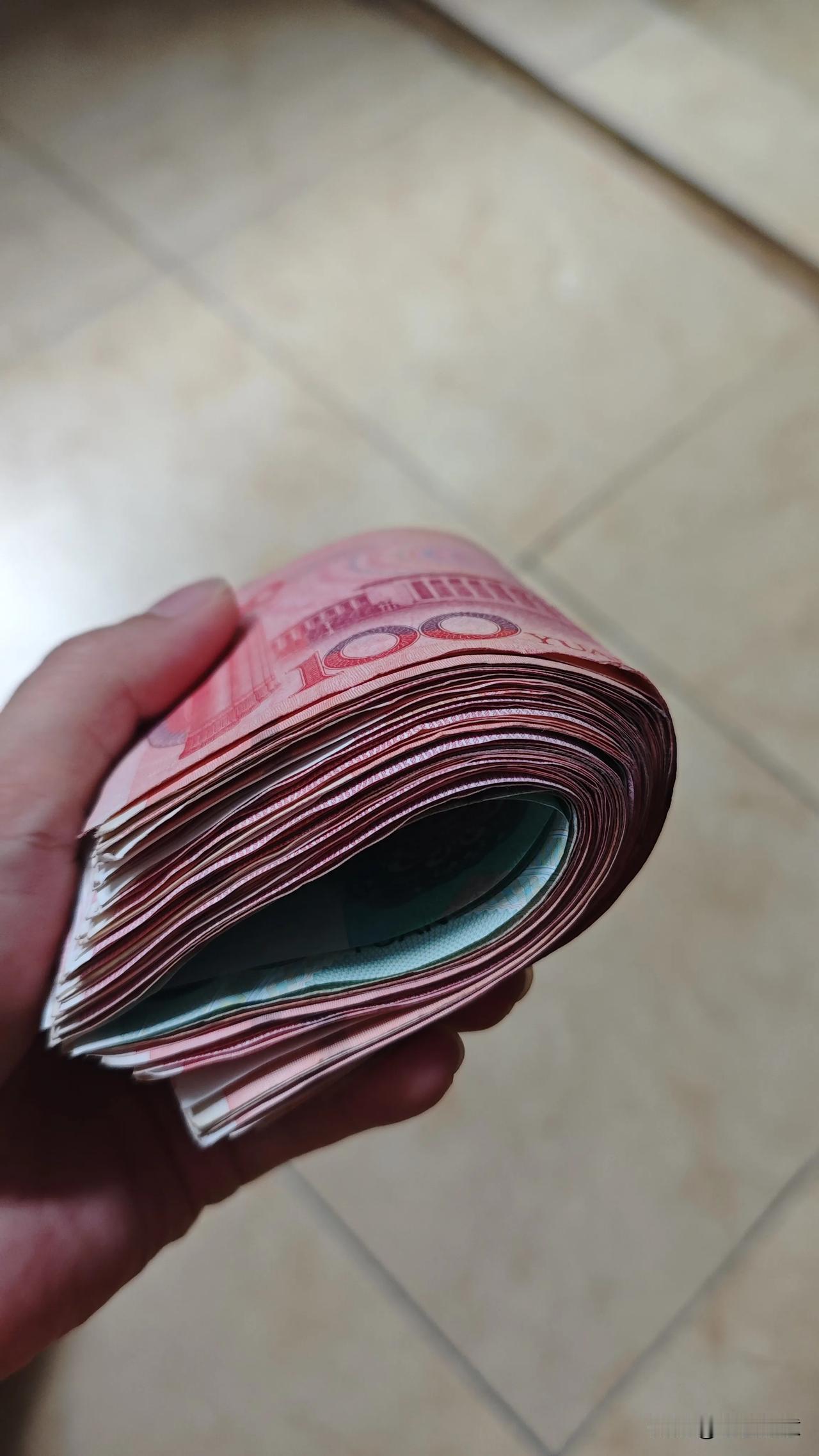 这是我老公第一次给我最多的
也是第一次给我这么多现金的
也是他每天早出晚归挣来的