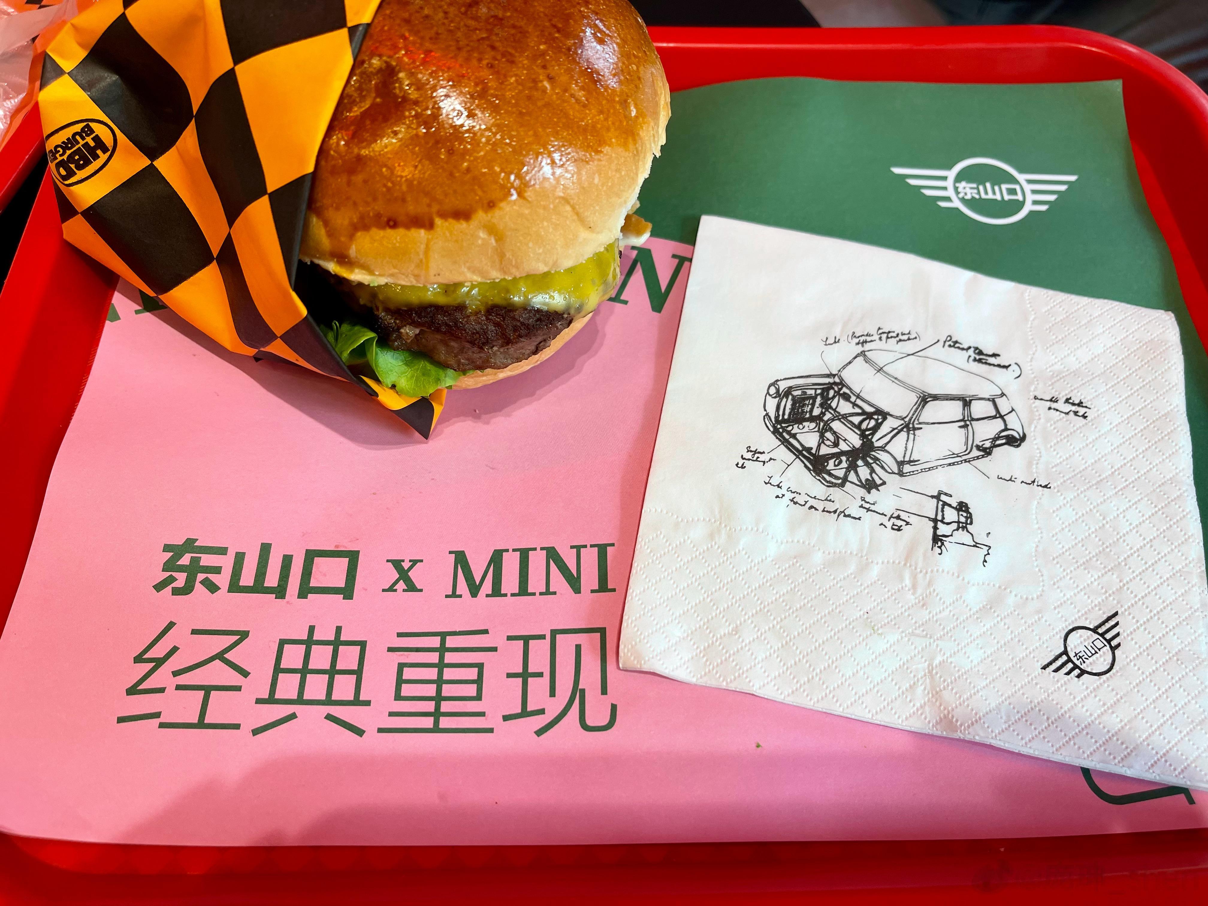 路边随便找了家汉堡店，有意思[坏笑] ​​​