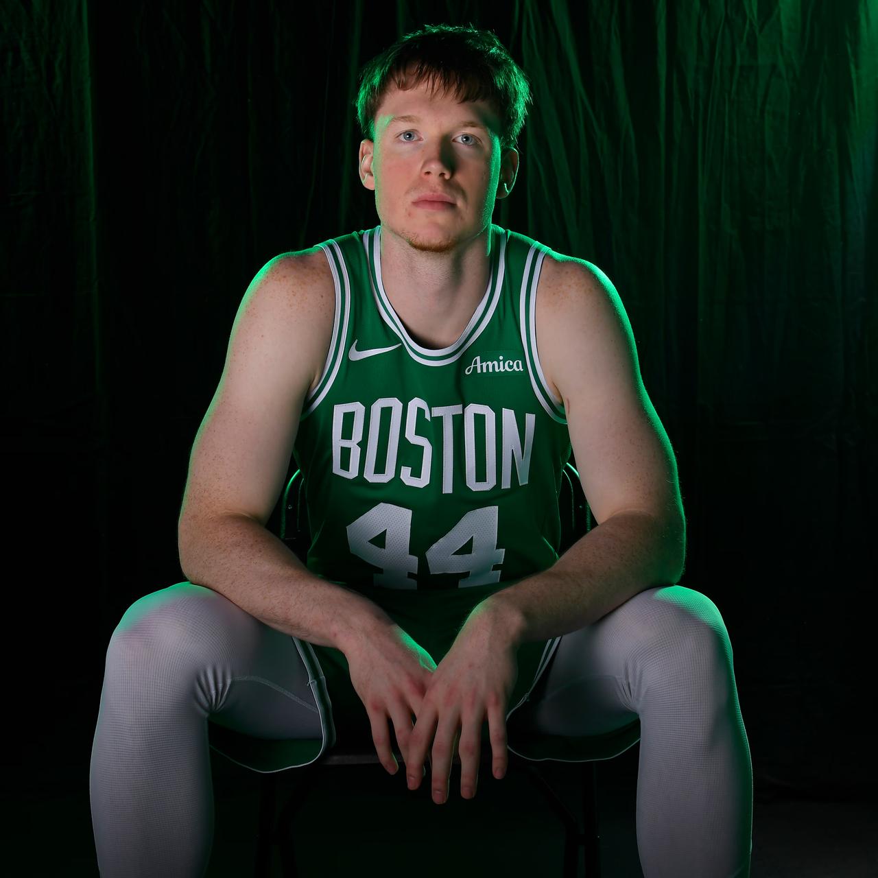 波士顿凯尔特人已将双向合同球员马克斯·舒尔加转为一份为期两年的正式合同。这份合同