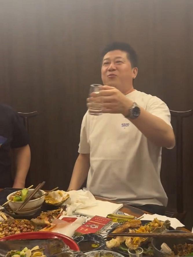 张鹤伦又喝开心，喝尽兴了！端着分酒器，与好朋碰杯后豪饮。喝完之后，对酒当歌，很是