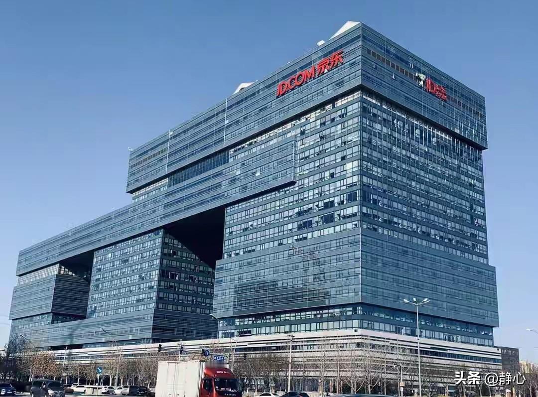 据报道，京东巴黎仓库发生大规模盗窃事件，涉及手机、电脑等物品超过5万件，估计损失