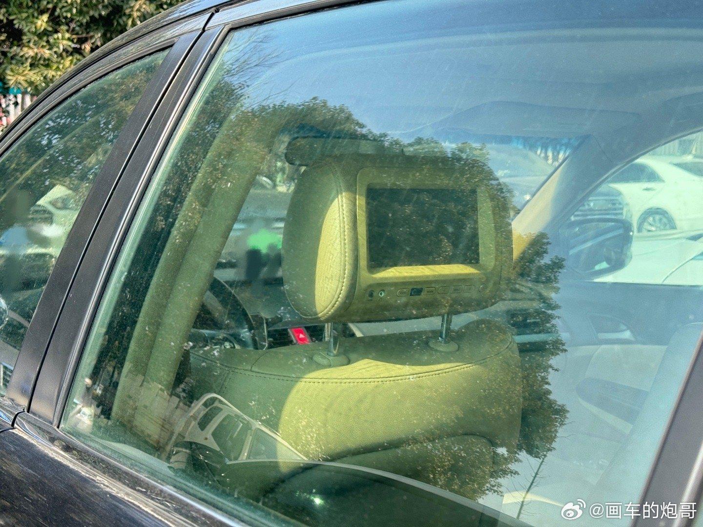 头枕带电视的老雅阁，这种中型车行政传统现在都消失了 