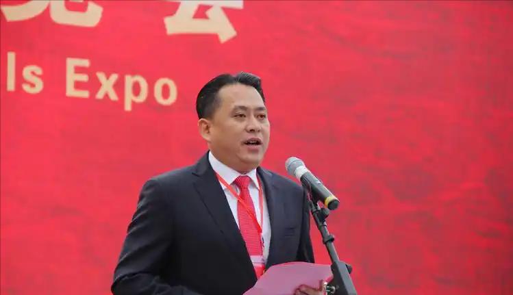 在被查5个月后，罗伟雄被双开，其违法违纪问题也得以披露，其主要的问题就是集中在敛