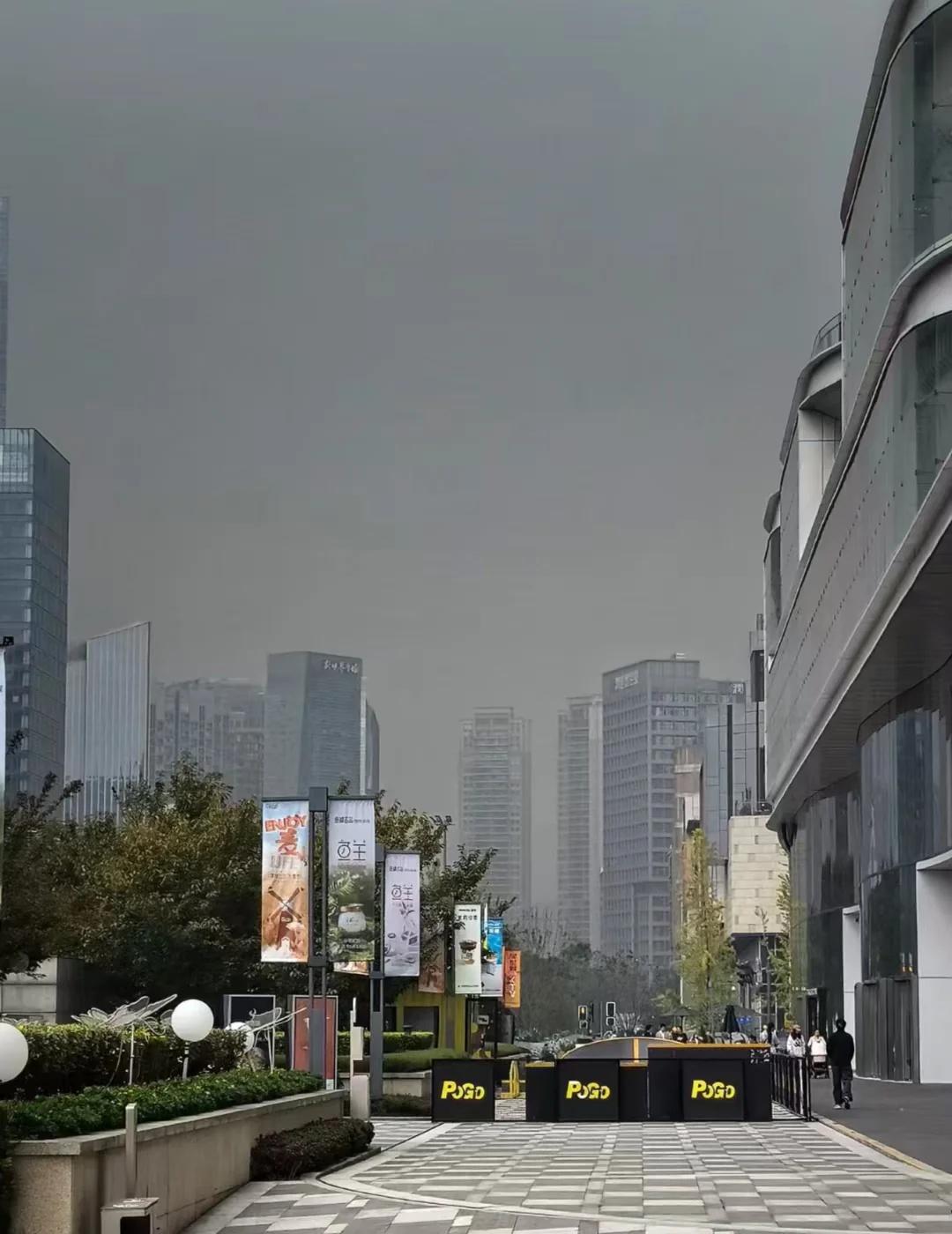 近期，成都致郁得很稳定。。。。
窒息感扑面而来 致郁 成都天气 阴天 有让人身临