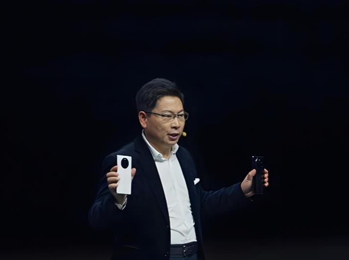 华为在手机领域太能打了。芯片上拳打高通，系统上脚踢安卓，影像上脚踩徕卡。而在卫星