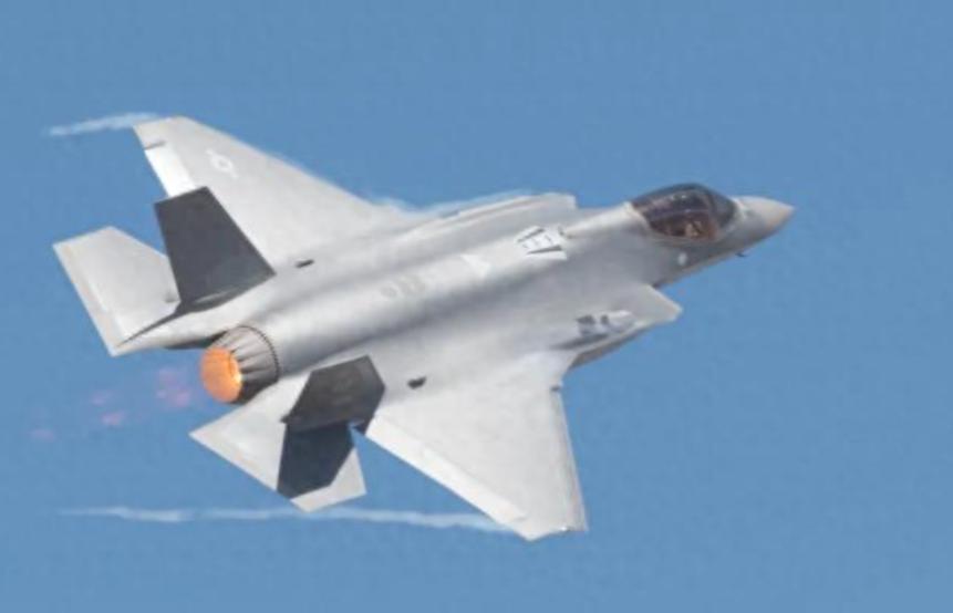 美国 5 架 F35 费劲飞了上千公里靠近委内瑞拉，结果在离委海岸就剩 75 公