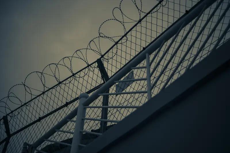 90后女子偷渡被判刑！轻信“高薪移民”，换来5年牢狱+10万罚金
 
家人们刷到