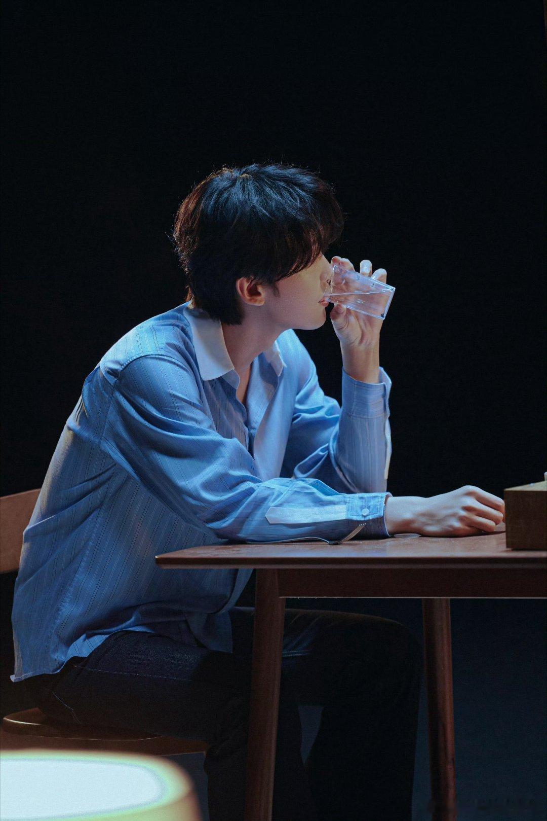 王赫野新专辑歌曲MV 新专《珍宝Starlight》配套MV全线上线，海边黄昏镜