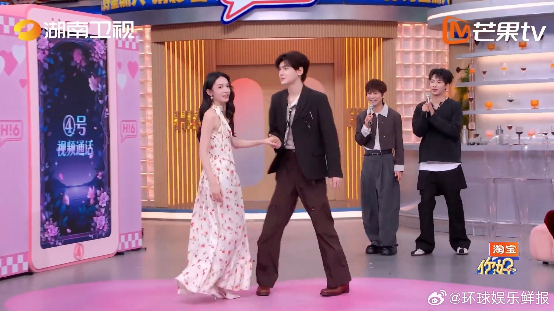  谁的DNA动了？周也翟潇闻一跳舞，整个场子都亮了 周也翟潇闻跳得我嘴角压不住你