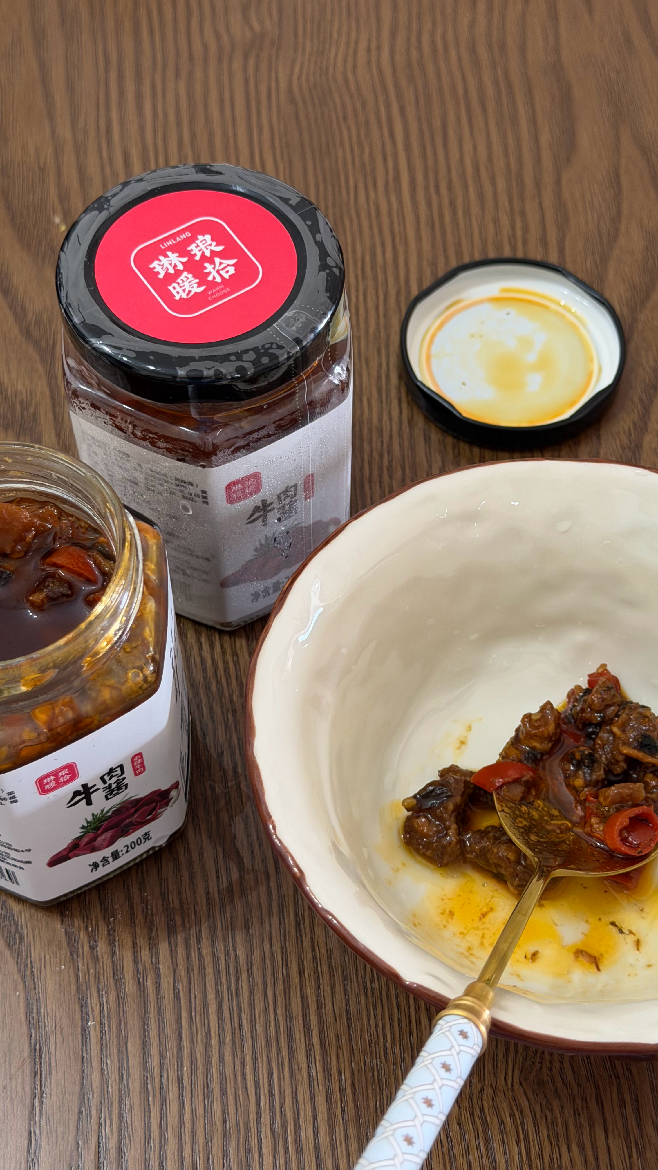 这大块牛肉粒的牛肉酱确实好吃，用来下饭下面下水煮蛋都行！我应该买特辣的来吃 ​​