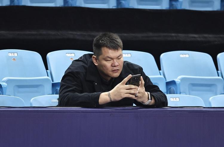 朱芳雨三分球敢过桥，命中率才10中3，“吃播总经理”吃老本也尴尬


朱芳雨作为