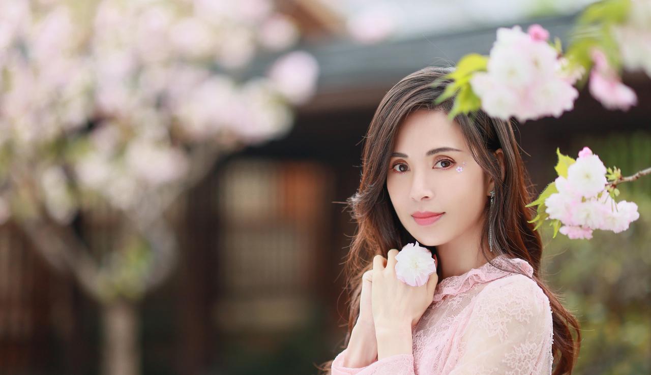 一次采访中李若彤直言道：“我不是一个挥霍的人，我有自己的用钱哲理，如果银行有10