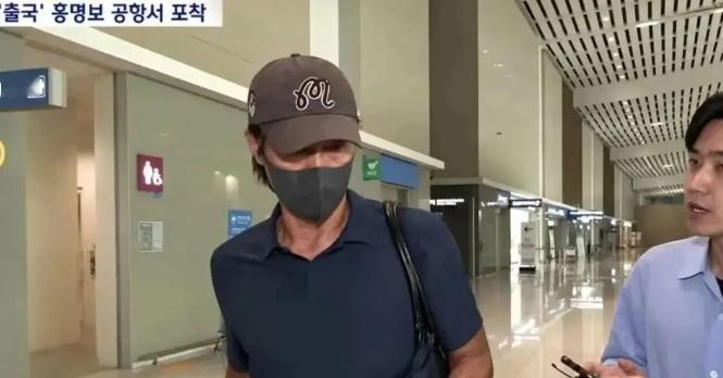遭死亡威胁后，韩国男足前主教练洪明甫前往美国，离开前对记者表示：“我有话要说，但