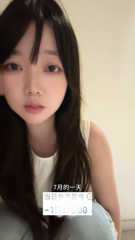 7月的一天，光子站在光里，我不知道时间会不会证明光那么快，但是我感觉自己会是下一