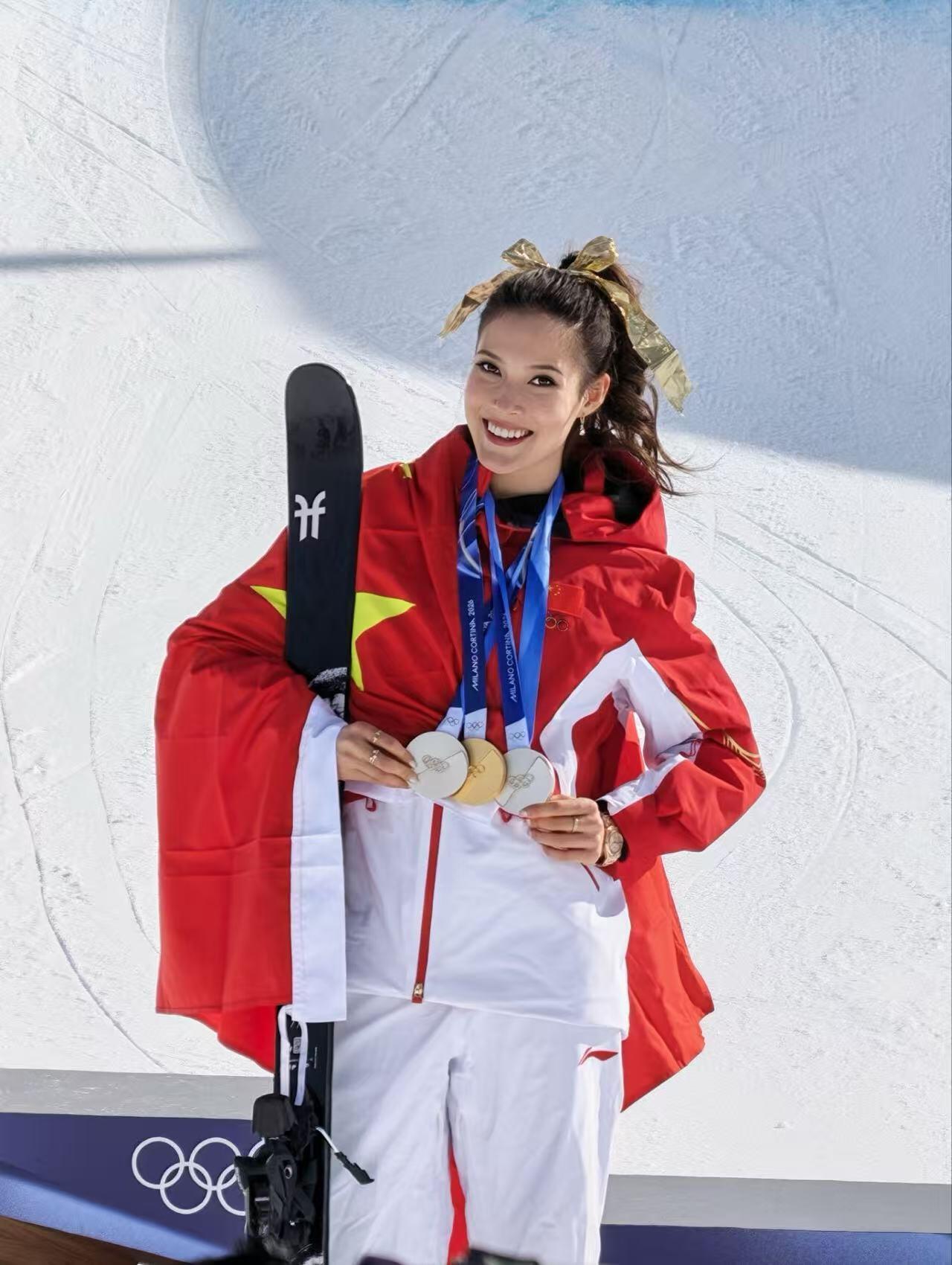 谷爱凌马上牛好灵米兰冬奥会在雪地上空划出完美弧线的女孩谷爱凌，拿到金牌又一次站上