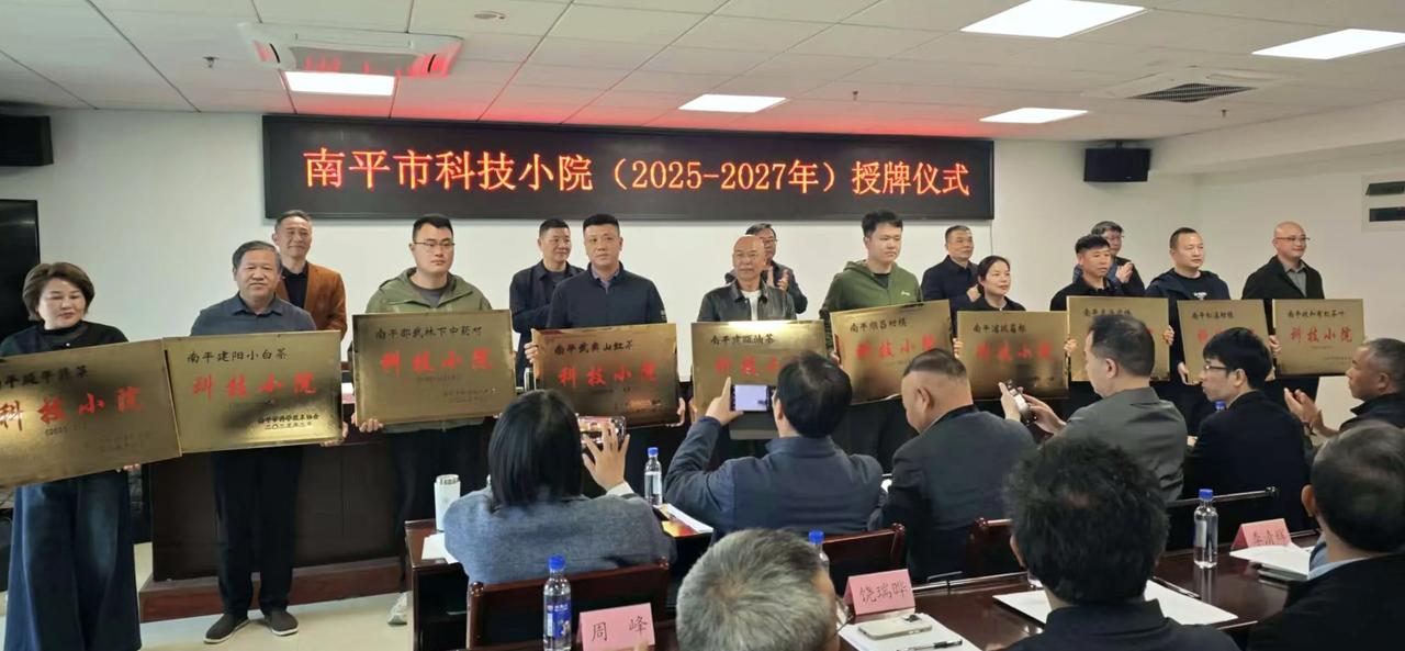 ​把课题论文写在田间地头
​用科技星火燎原深山大地
让​小院之光、创新驿站，推助