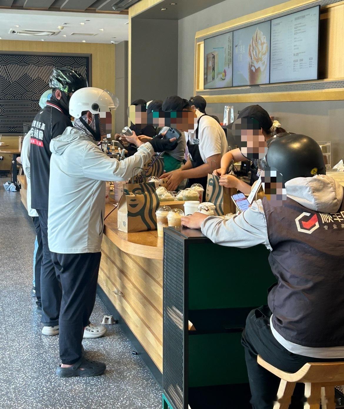 上周五在星巴克拍的，当时还疑惑呢，为啥会爆单成这样，现在才反应过来那天立秋连咖啡