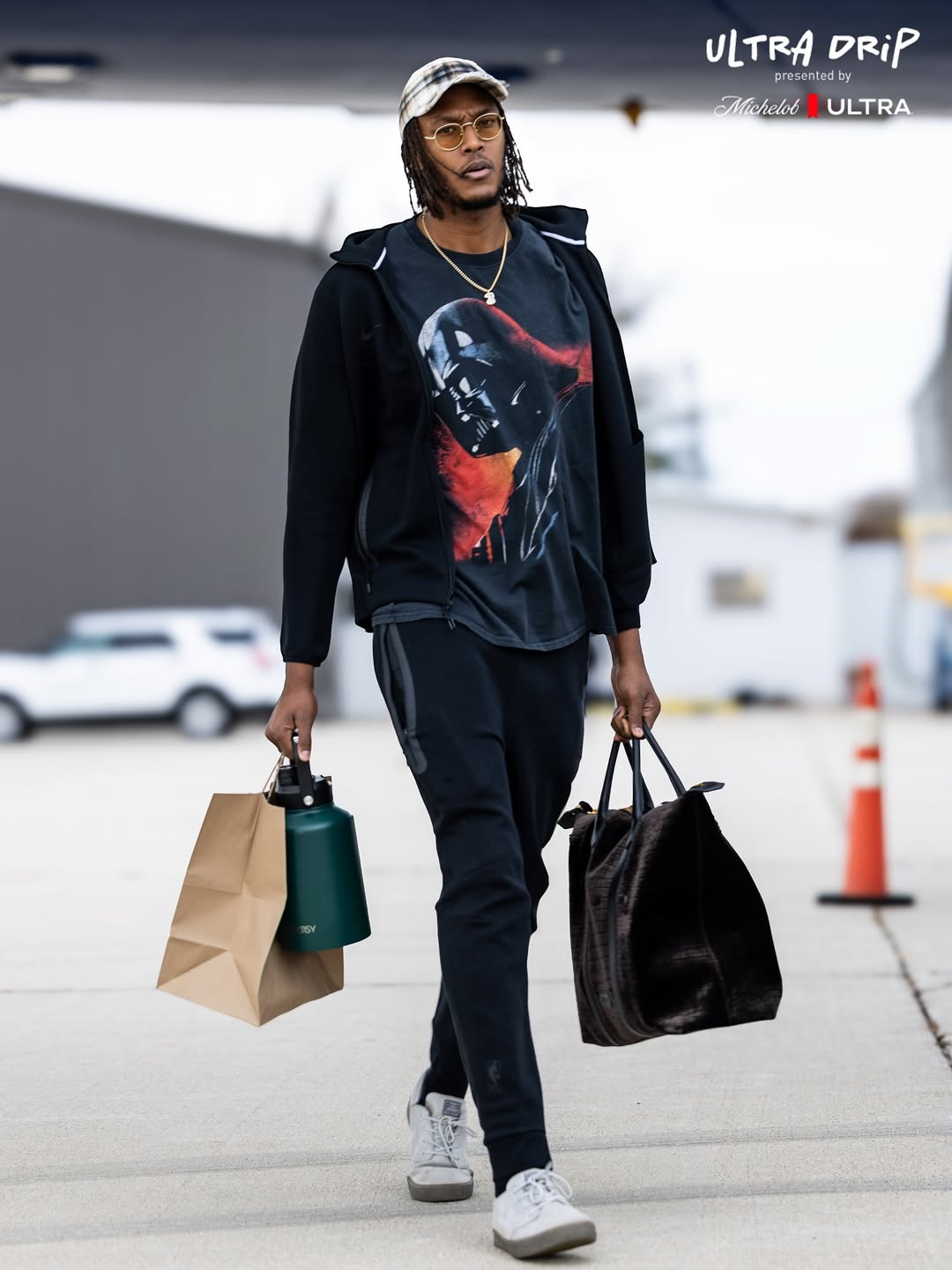 前往印第安纳！雄鹿官方晒球员登机照，字母特纳等人入镜