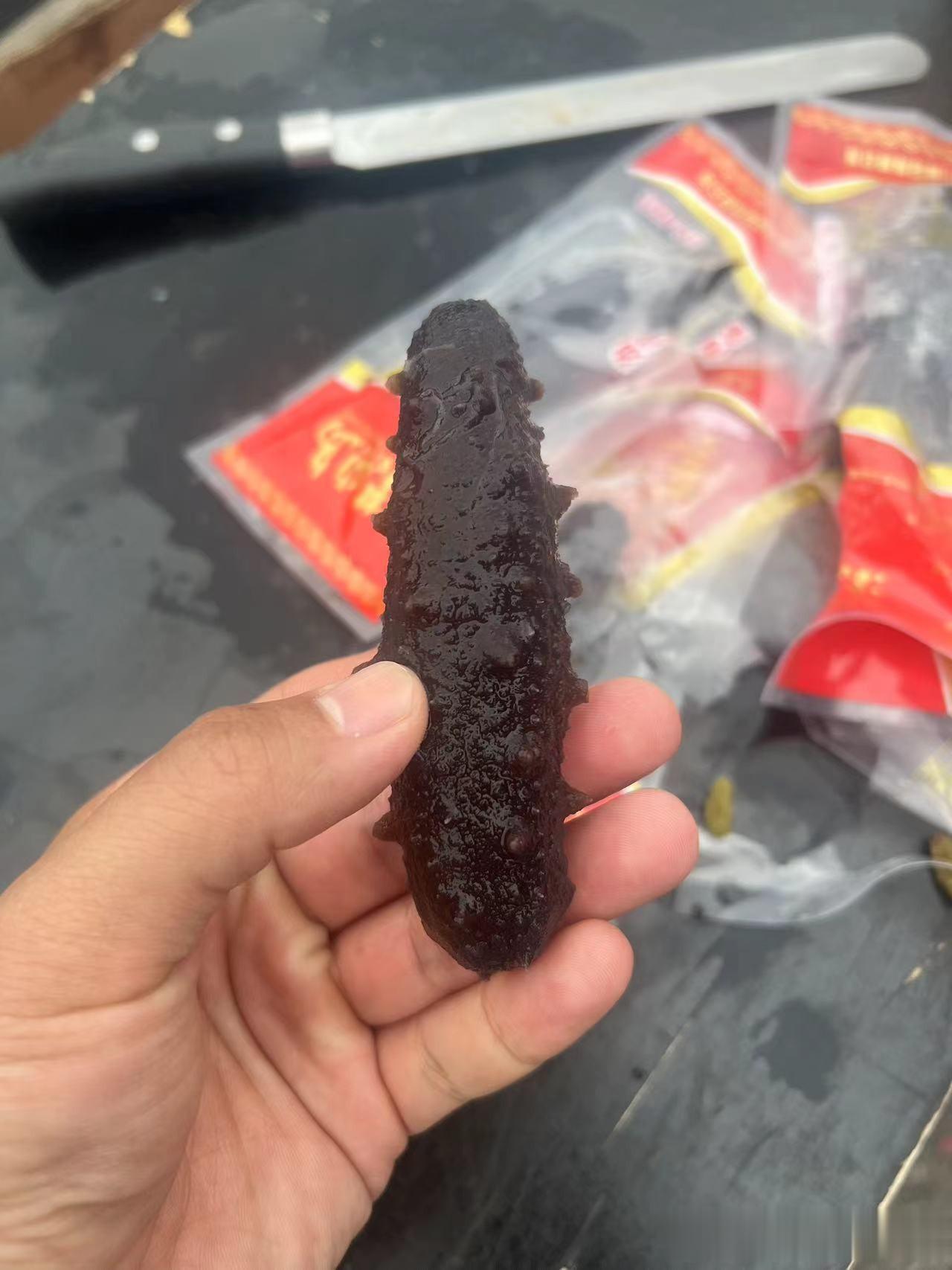 今天是大连长兴岛半程马拉松的比赛日，海参是赛道补给之一。
大连海参企业赞助国足被