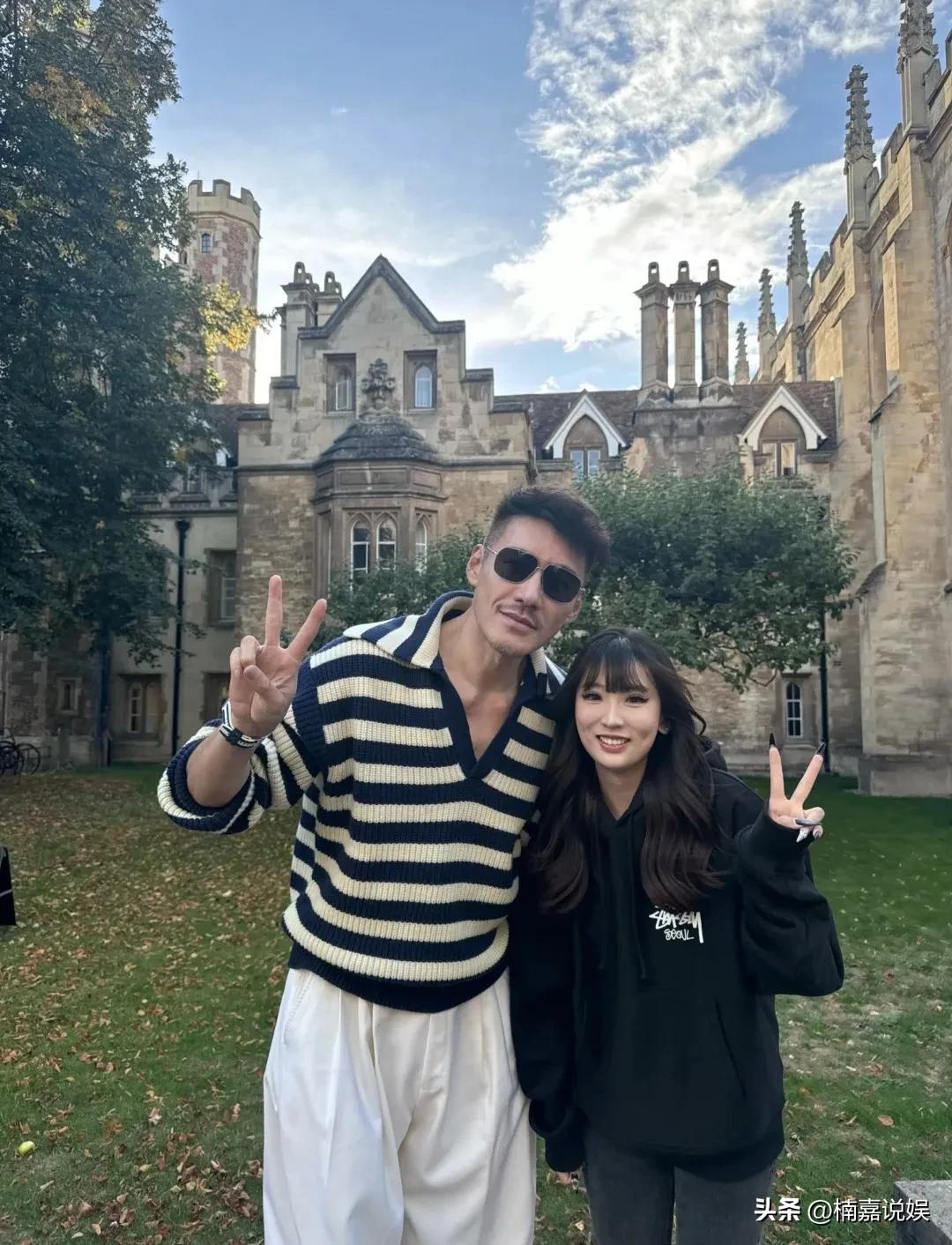 胡兵现身剑桥大学，被路人偶遇。镜头里的他，正脸看去，高大帅气，身形板正，头发浓密