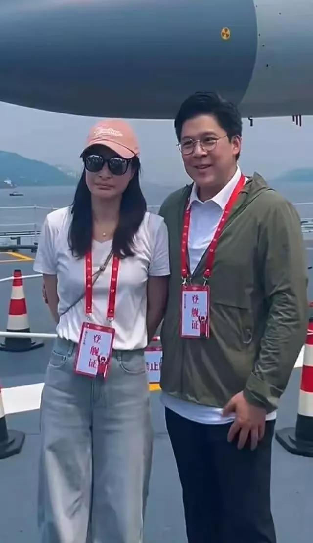 霍家三代人登上山东舰参观的消息，昨天刷屏网络。其中，奥运冠军郭晶晶一家的身影格外
