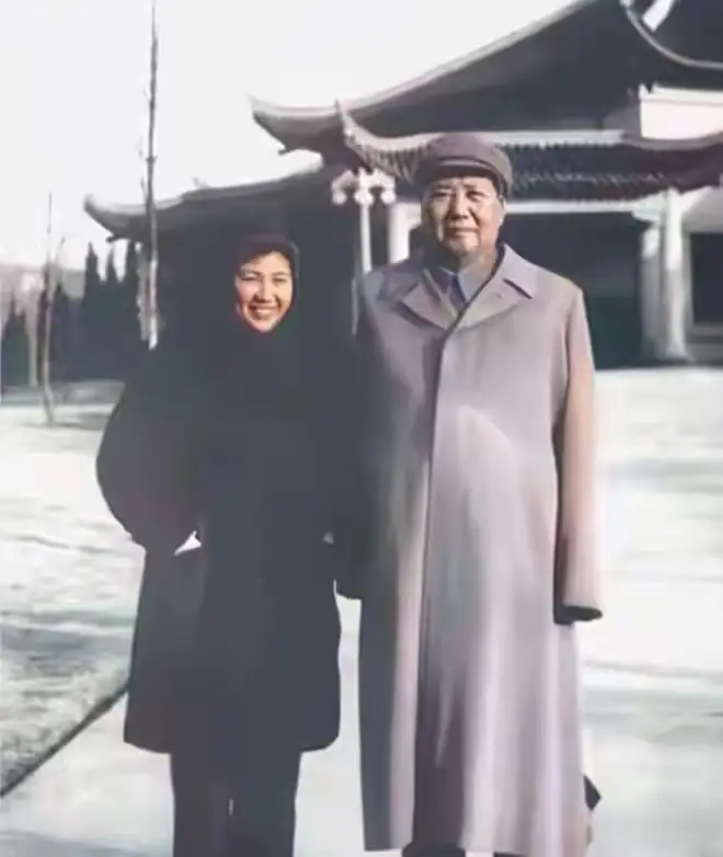 1960年，谢静宜与毛主席的珍贵合影，她笑容明媚，尽显沉稳干练 