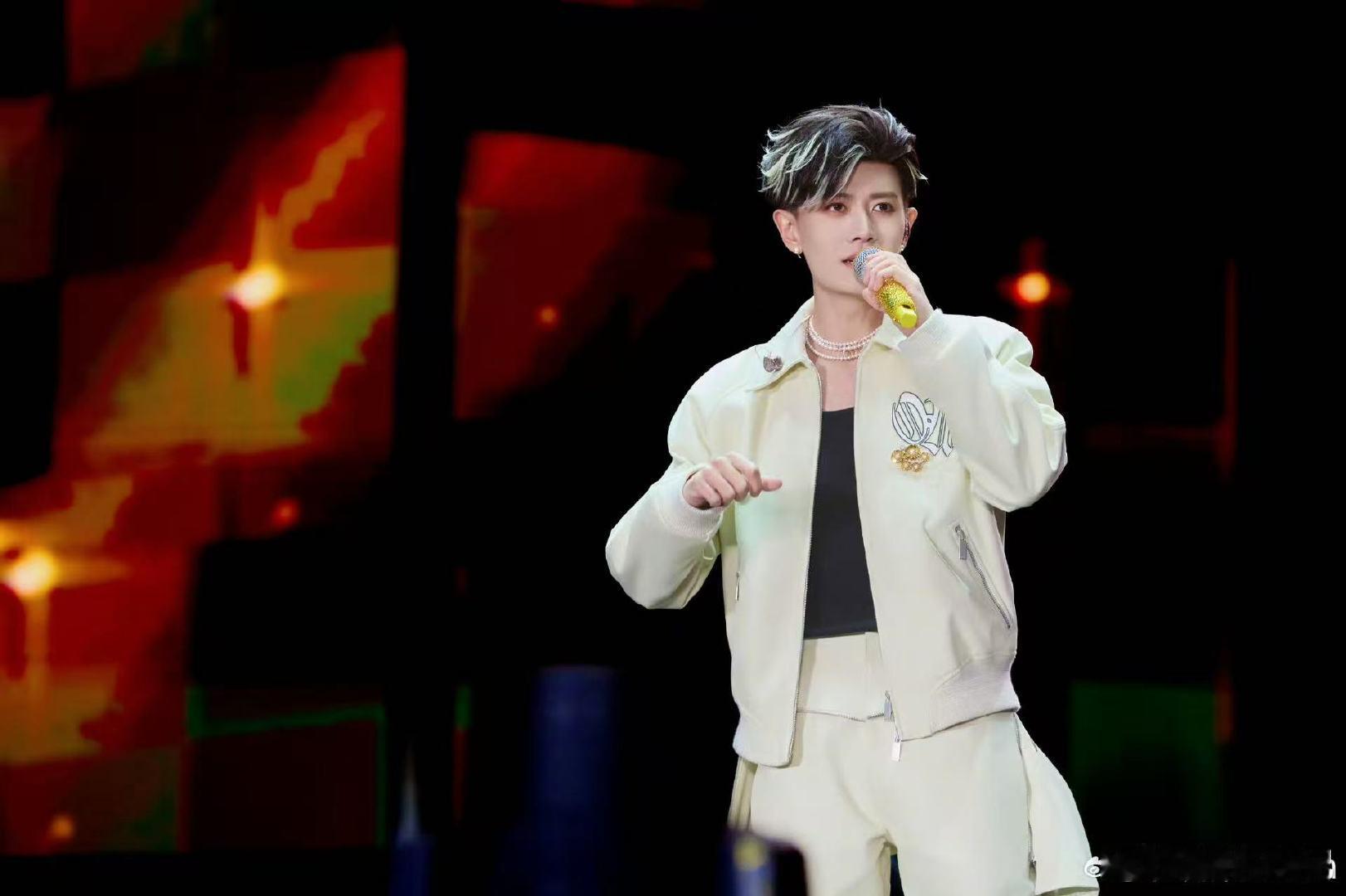 任嘉伦江苏卫视跨年首秀江苏卫视跨年第三波阵容官宣从演员到唱跳爱豆，任嘉伦江苏卫视