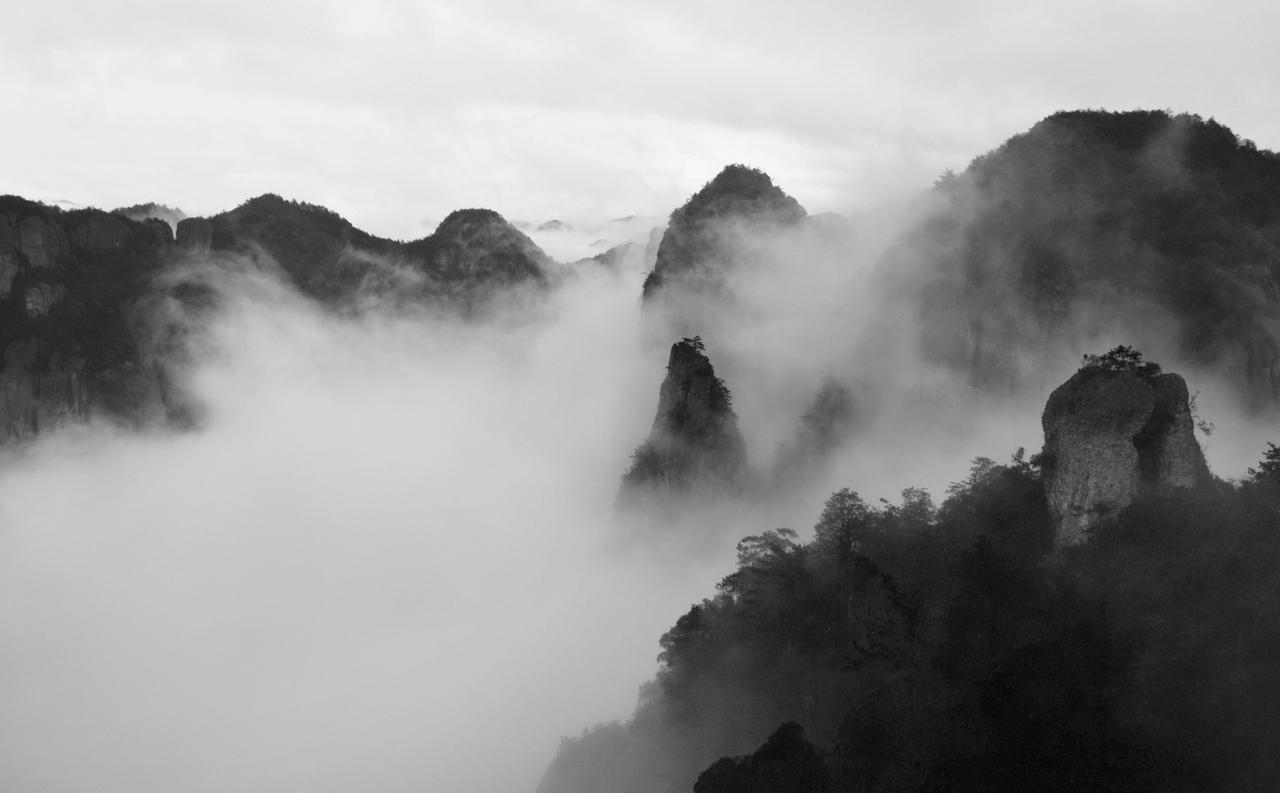 【研究证实：雾气中含有细菌且能繁殖】在《环境微生物学》期刊公布的一项新的研究中，