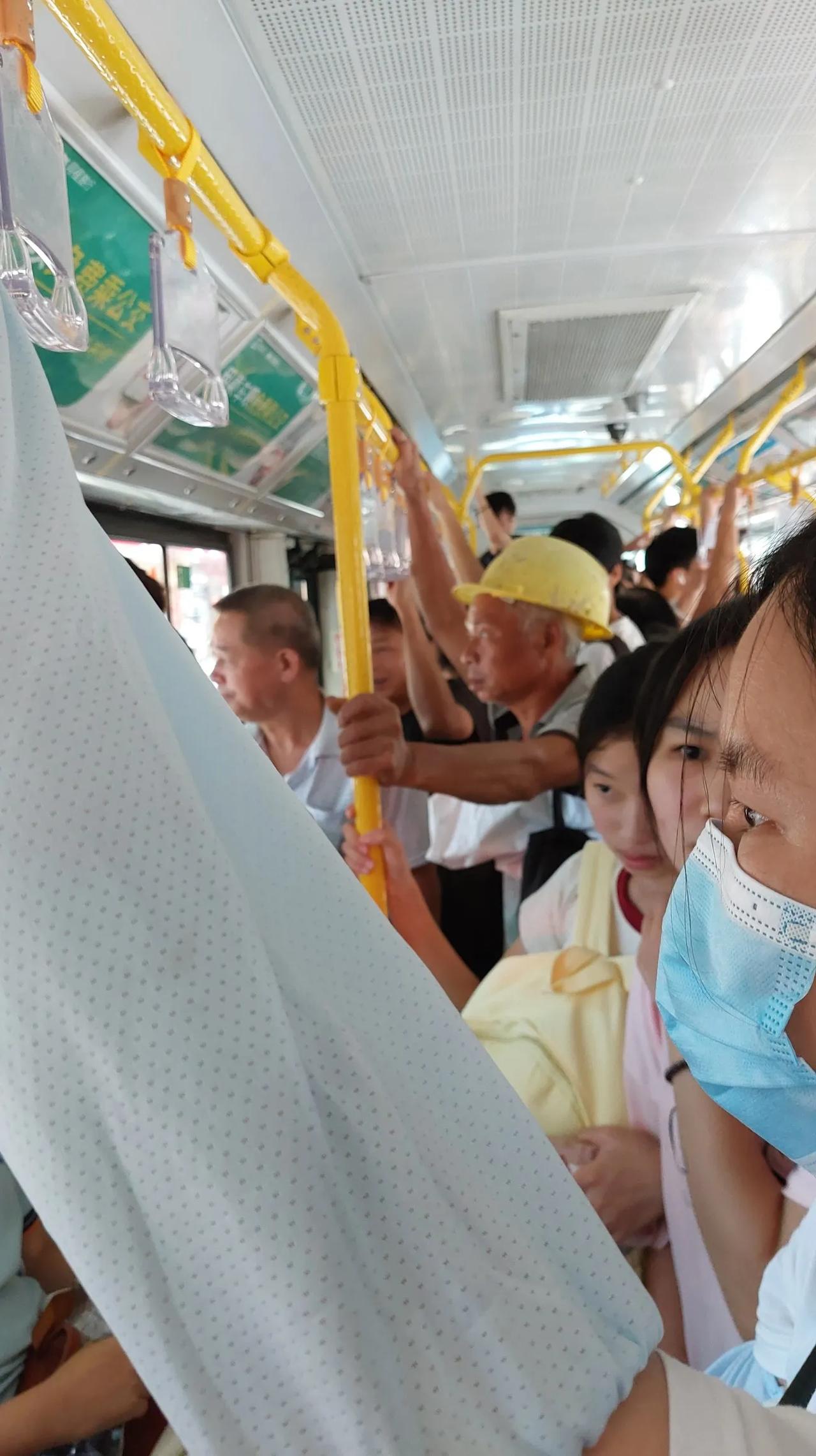 210路公交车内被挤爆了，周五下午果然好多人。#好久没有挤公交# #公交车好人多