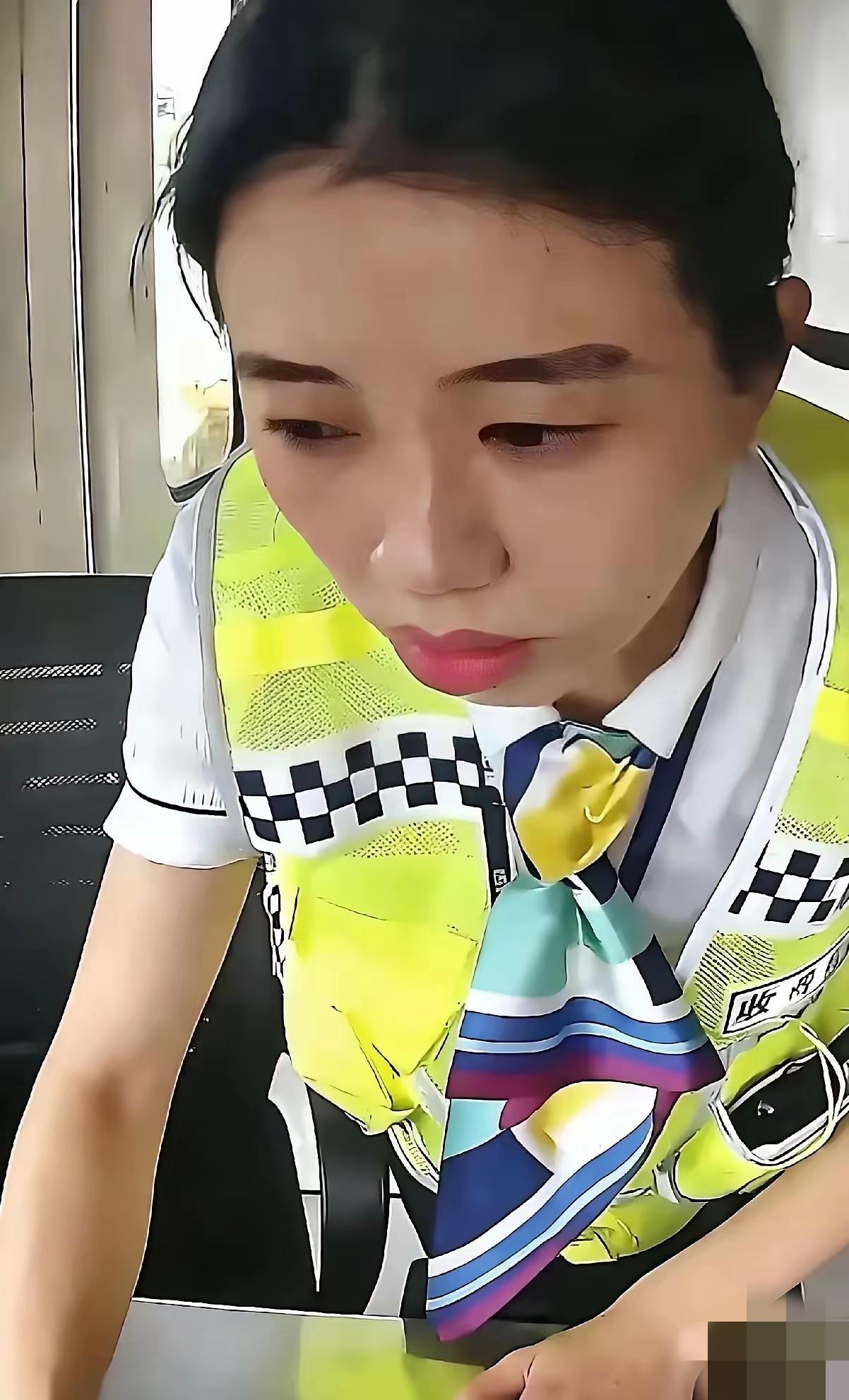 一位浙江杭州的高速收费员，为一陌生司垫付1396元的通行费，你知道她是谁吗？