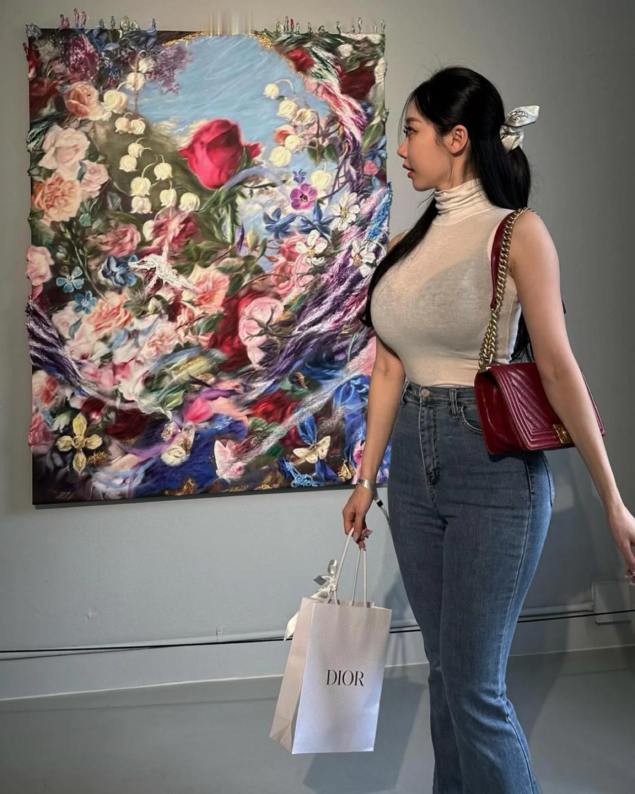 倚窗听雨思悠悠
#欣赏佳人佳作# #谁家玉女俏容颜# #美人脸相思愁# #美人容