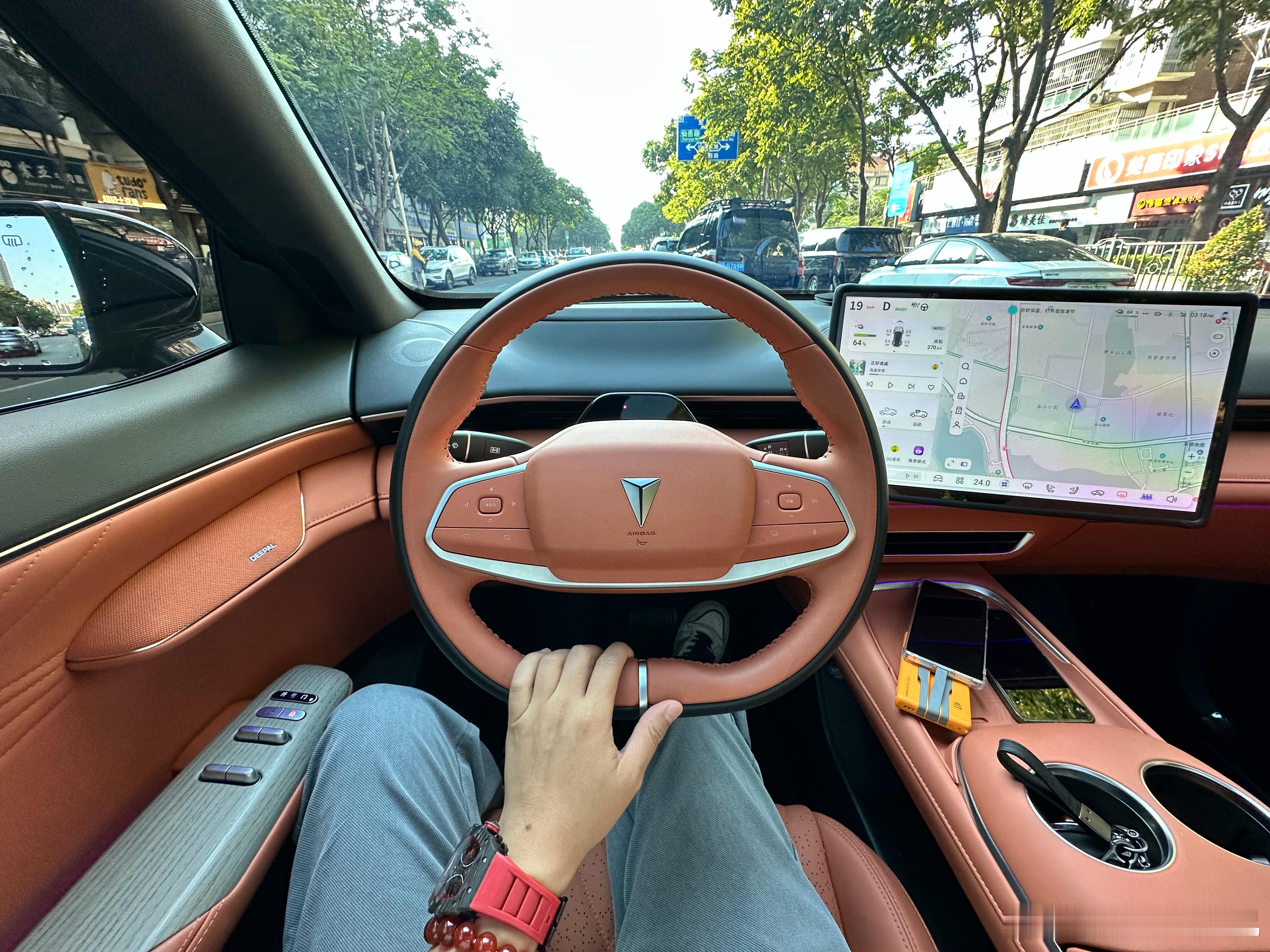 这台24年上牌原版原漆只要10万多的纯电深蓝S7，我觉得性价比很高啊，怎么好像没