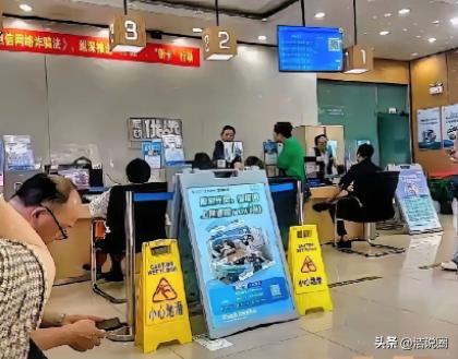 “杀熟”某营业厅内一大姐举着用了15年的号冲柜员吼：“新用户39元就160G，我