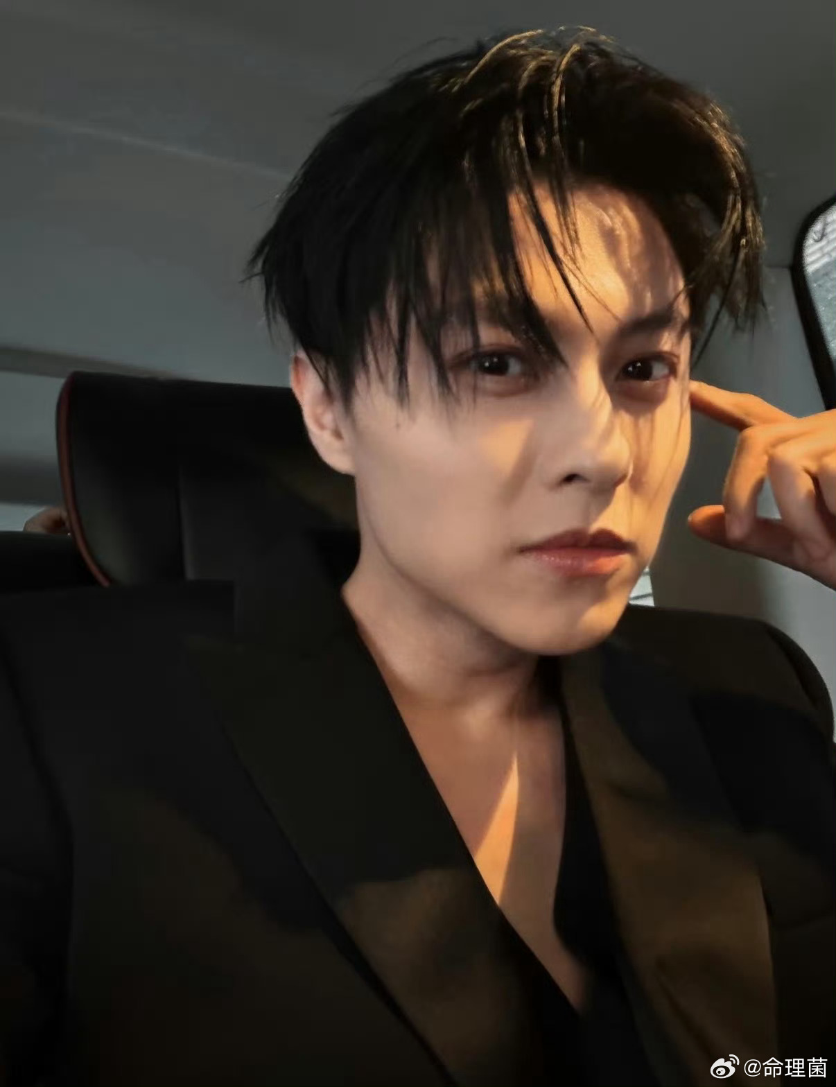 王子邱胜翊涉嫌逃兵役被捕感情上也渣 行为上也坏 判个实刑吧 