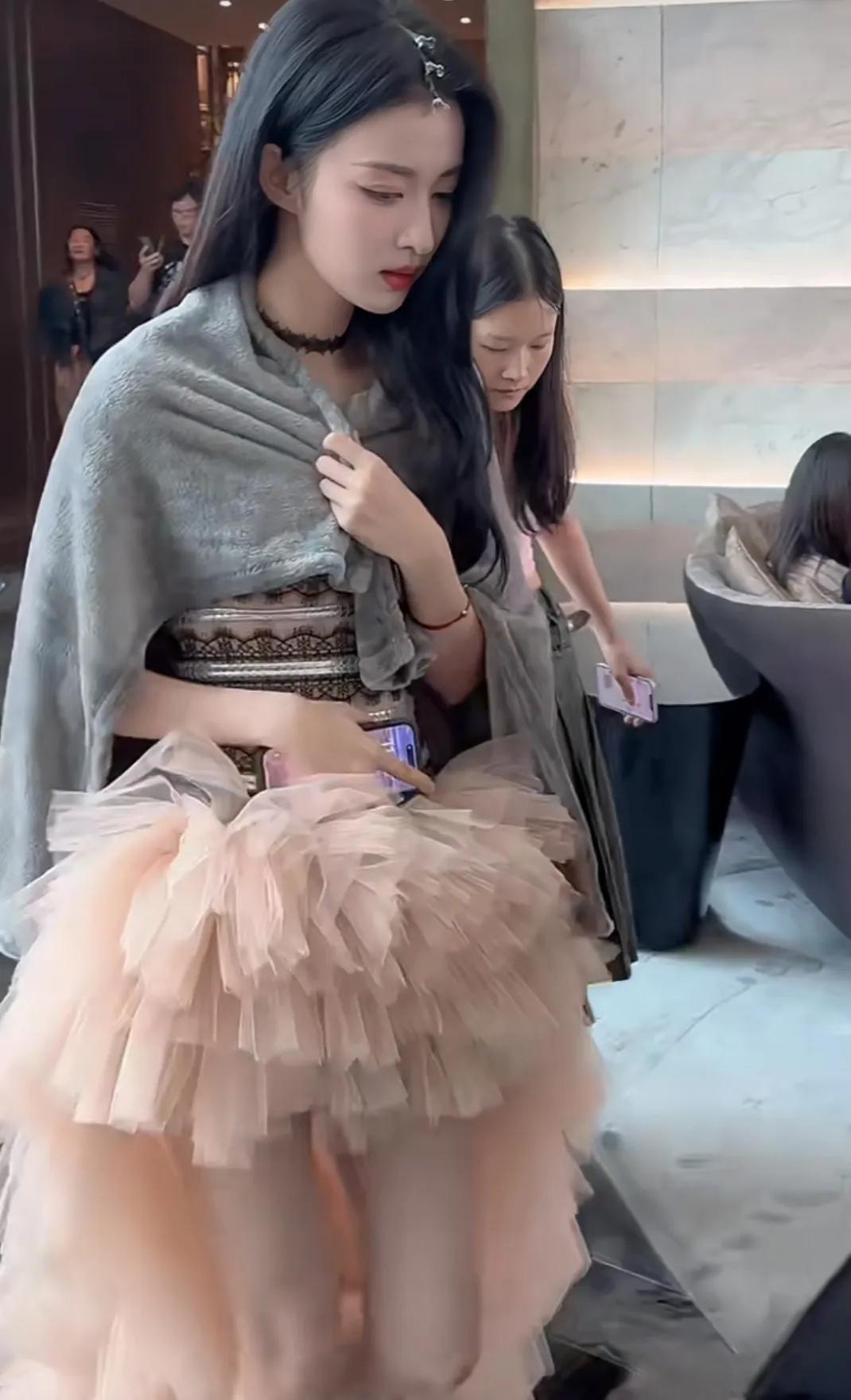 王楚然她的外貌，同龄中绝对是顶级
希望她不要恋爱脑
还有孟子义和孙千
都是大高个