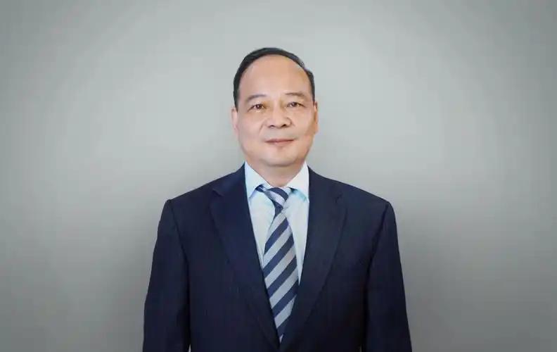 宁德时代，先掀了汽车圈的桌子。前两天的动力电池大会上，宁德时代董事长曾毓群当众发